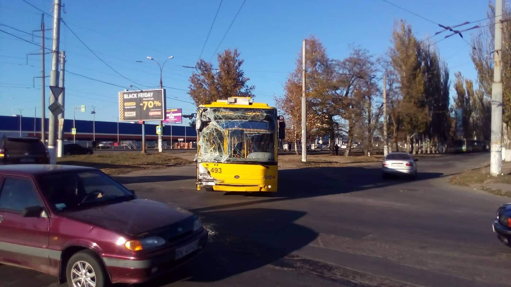 В Херсоне разбили новенький троллейбус 