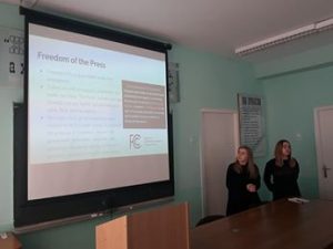 В ХГУ американка читает цикл лекций про СМИ