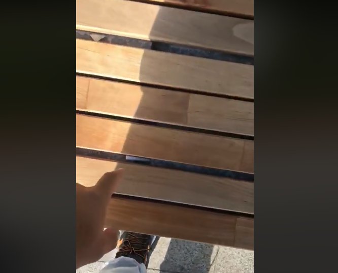 «Слепили на тяп-ляп»: николаевец показал качество новых скамеек, установленных на Серой площади