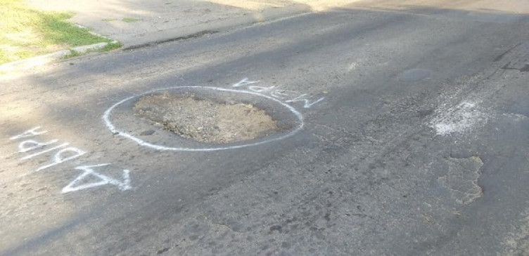 У центрі Миколаєва люди самостійно засипали ями на дорогах