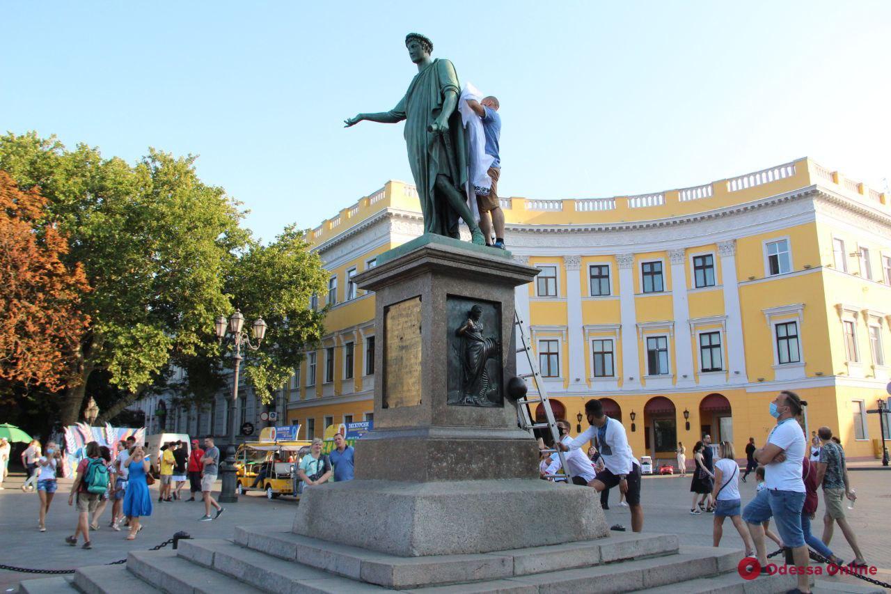 Памятник дюку в одессе фото