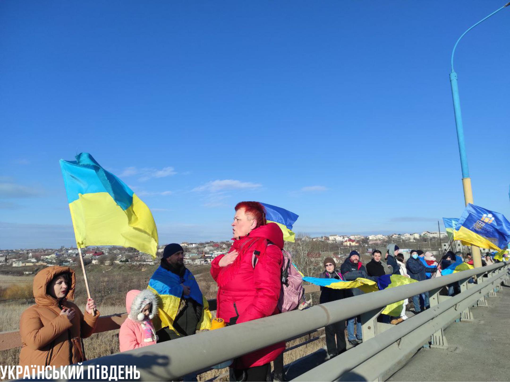 Херсонці створили ланцюг єдності до Дня соборності України (фото)
