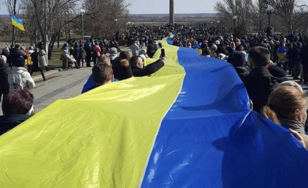 Укр новости. Русский и украинский флаг. Жители Украины. Митинг за Украину. Протесты в России.