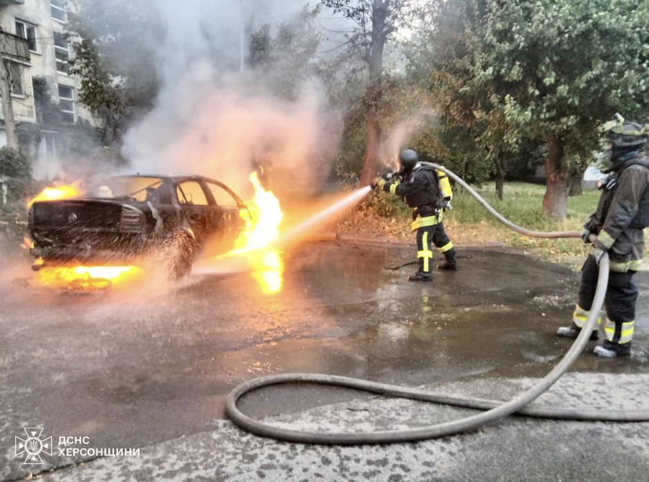 Внаслідок атаки з дрона у Херсоні горів автомобіль