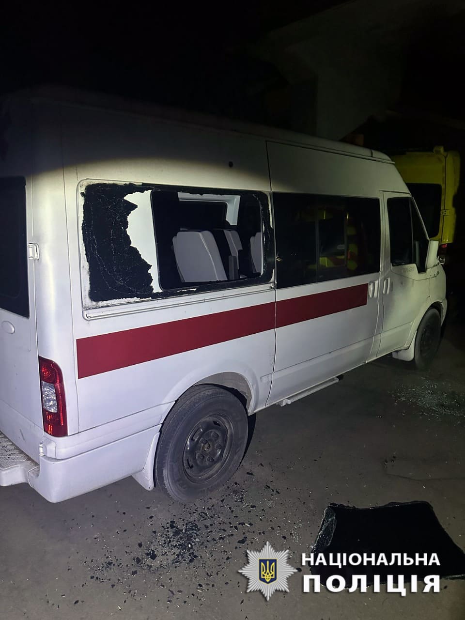 У Херсоні росіяни скинули вибухівку з дрона на дві автівки екстреної медичної допомоги