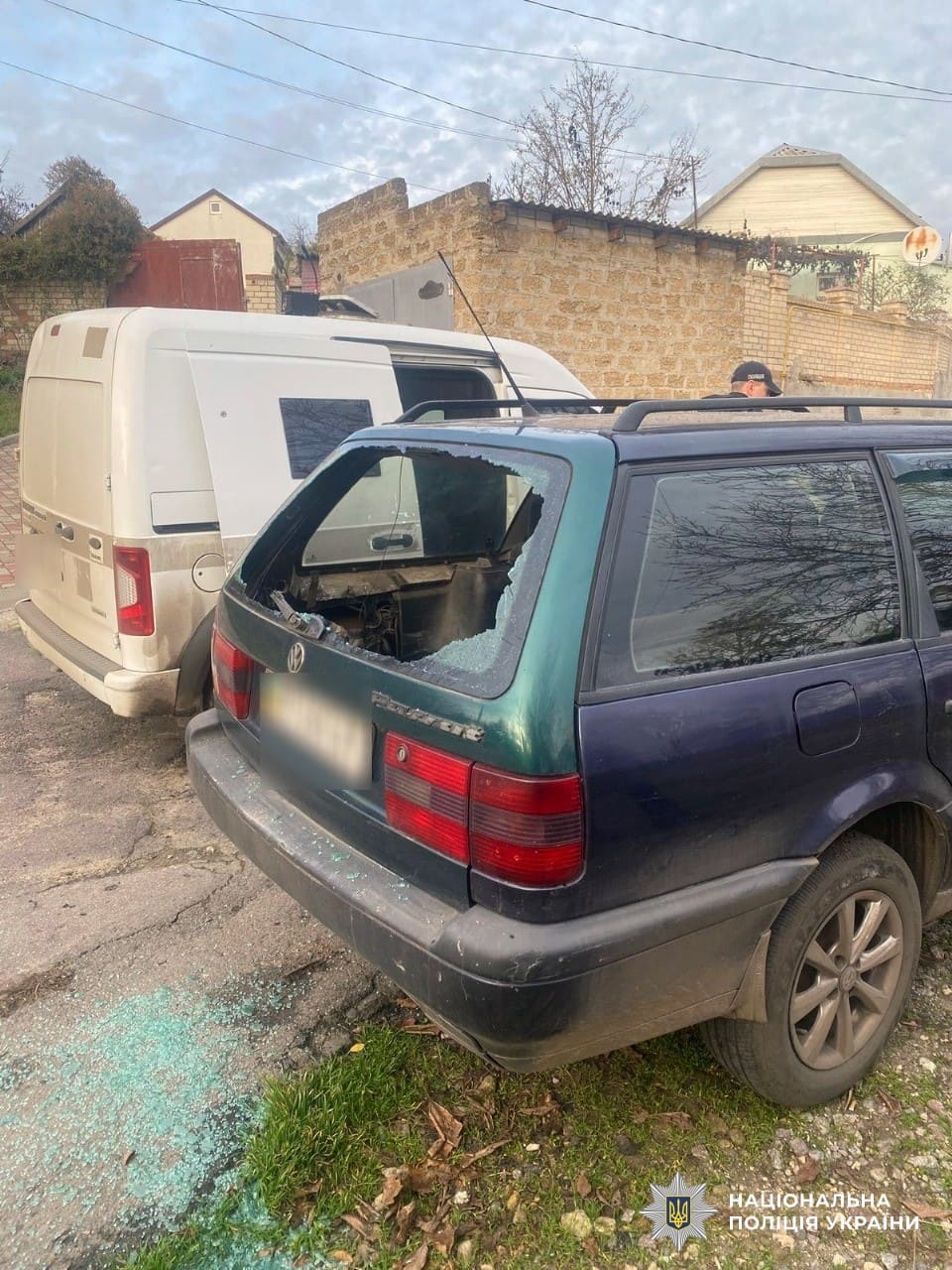 На Херсонщині через російські обстріли поранено 13 жителів, пошкоджені будинки й автомобілі, загиблий правоохоронець