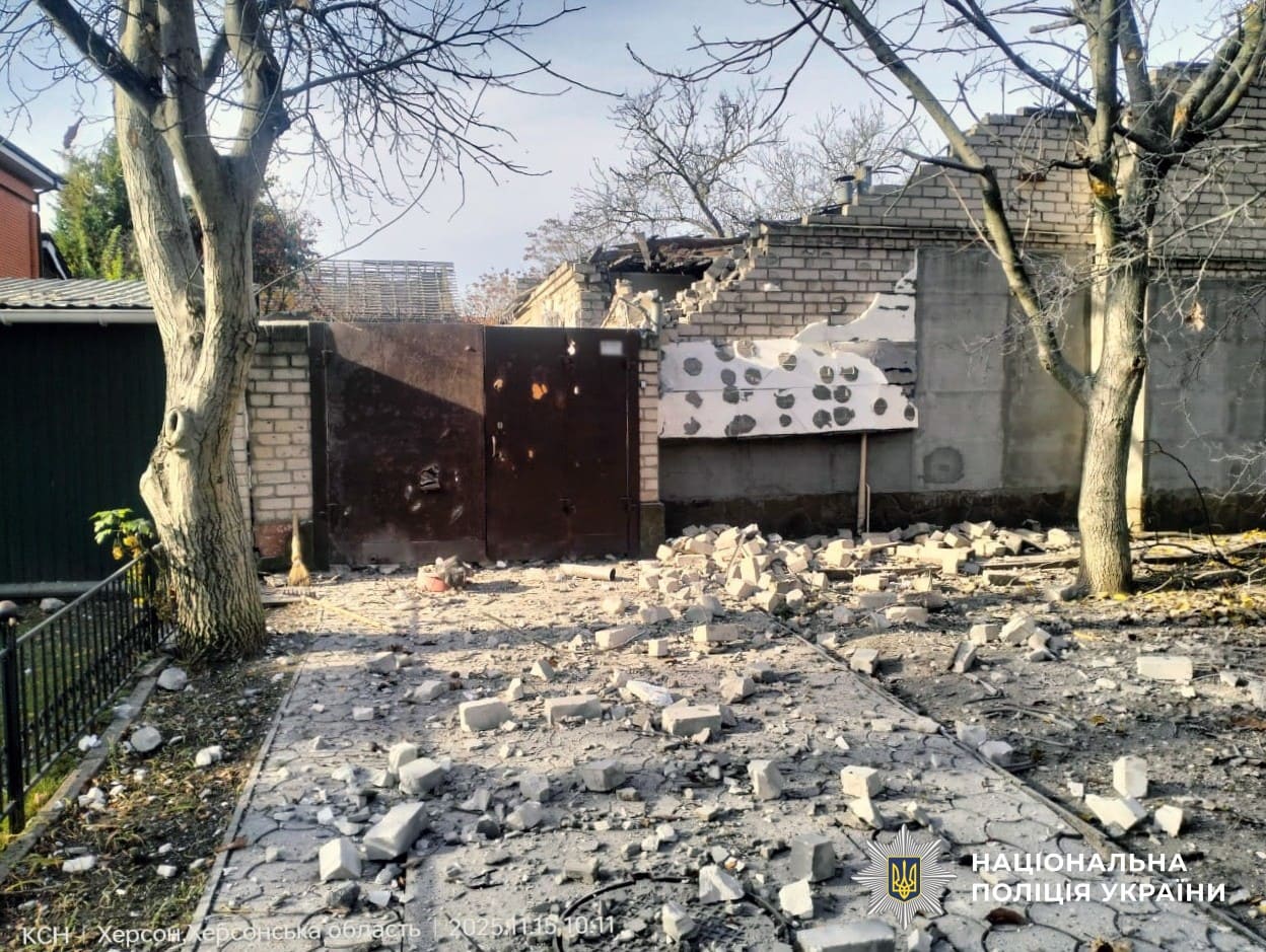 На Херсонщині внаслідок російських обстрілів троє людей загинули, дев’ятеро поранено, – поліція