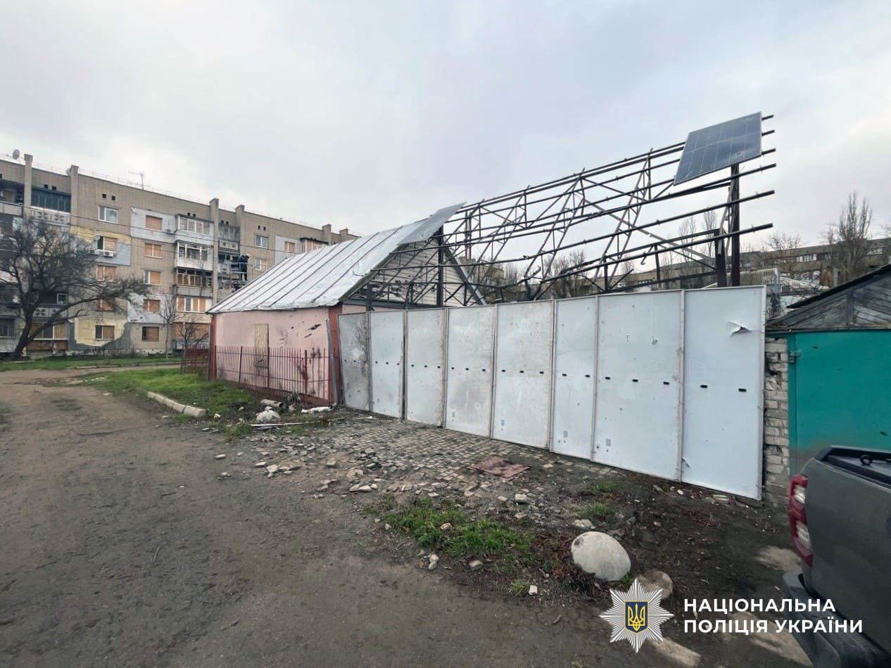На Херсонщині в результаті російських атак поранено двох дорослих та дитину, пошкоджено 45 об’єктів, – поліція