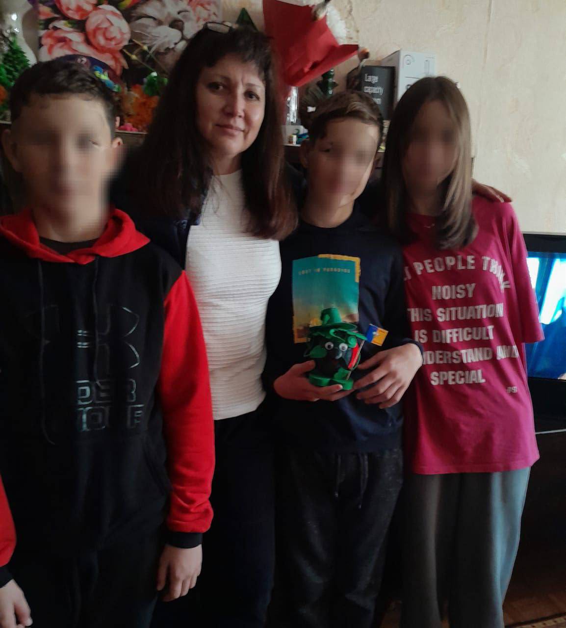 Родину з Голої Пристані, яка виїхала з ТОТ Херсонщини, відвідали представники місцевої влади