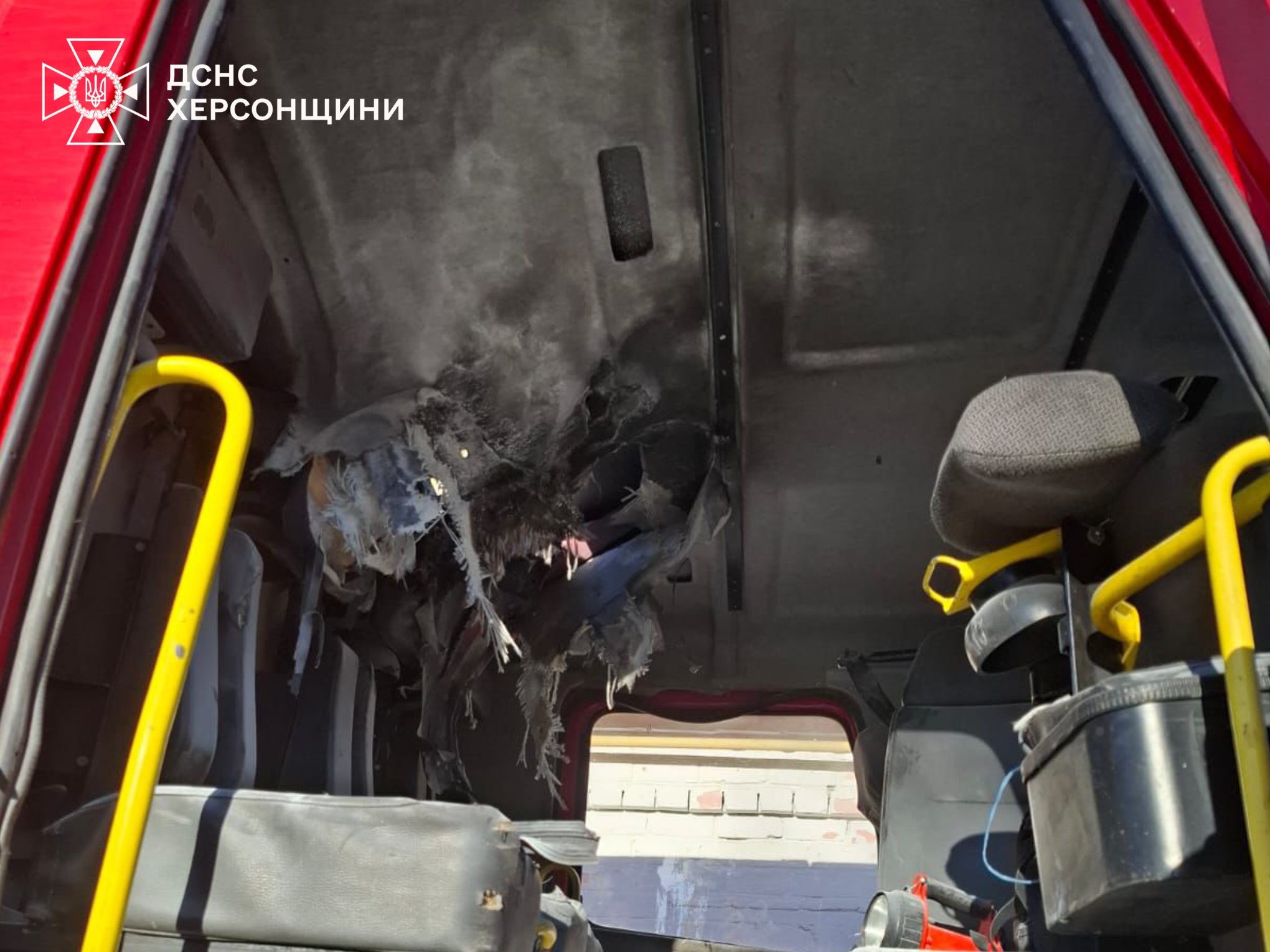 У Херсоні росіяни вдарили дроном по автомобілю рятувальників під час гасіння пожежі