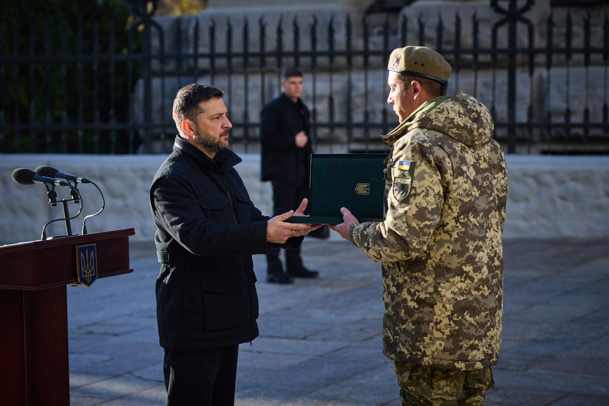 Захиснику з Кочубеївської громади Президент України вручив відзнаку «Хрест бойових заслуг»