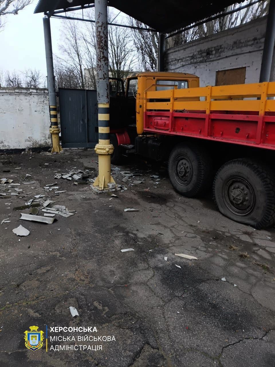 Армія рф атакувала комунальне підприємство у Херсоні з дронів (фото)