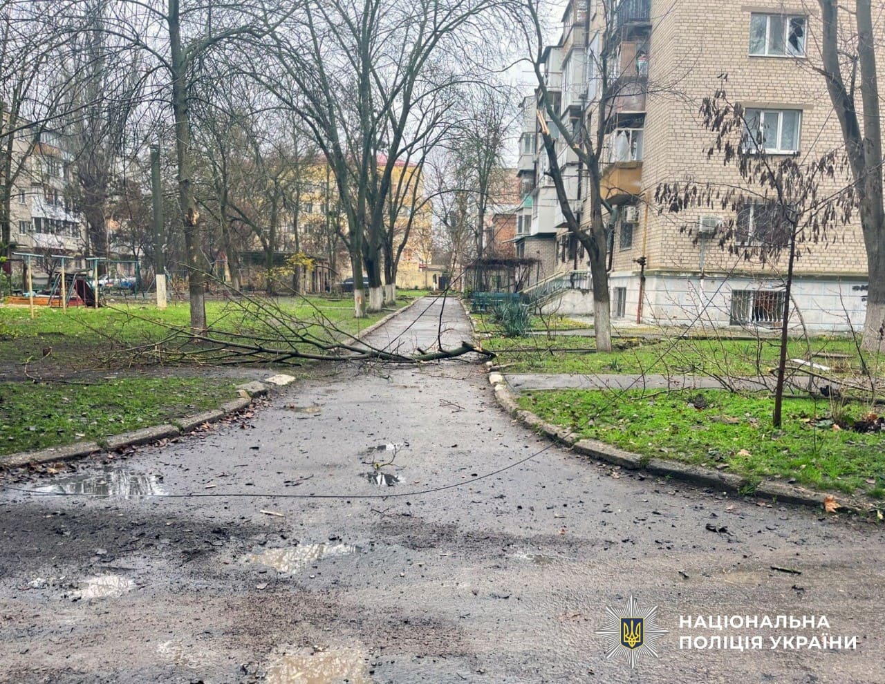 На Херсонщині через російські обстріли загинули троє людей, пошкоджено медичний і навчальний заклади, – поліція