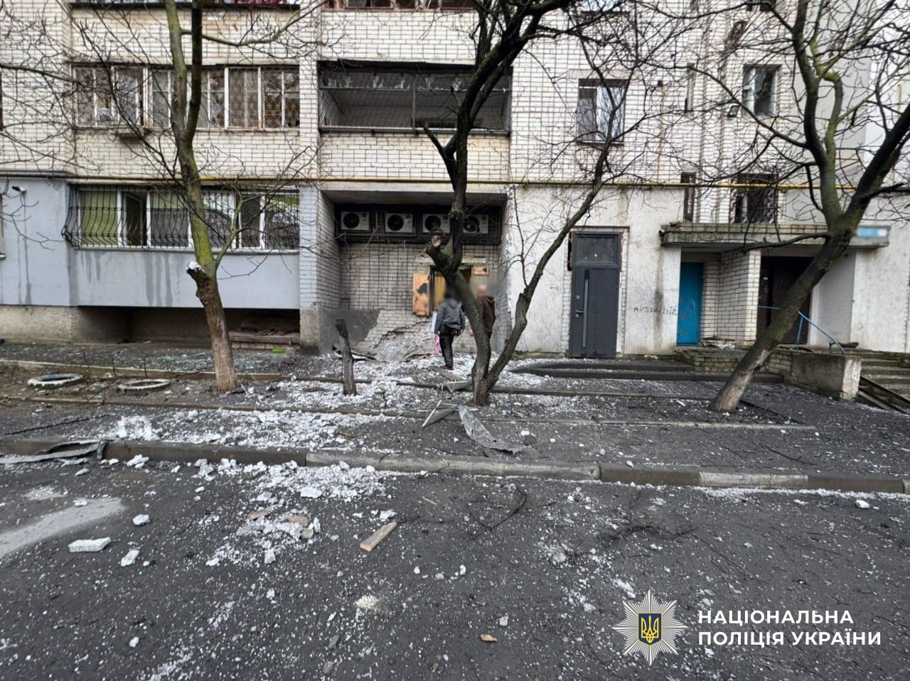 У Херсоні внаслідок російського обстрілу пошкоджено багатоповерхівку та супермаркет у Шуменському мікрорайоні