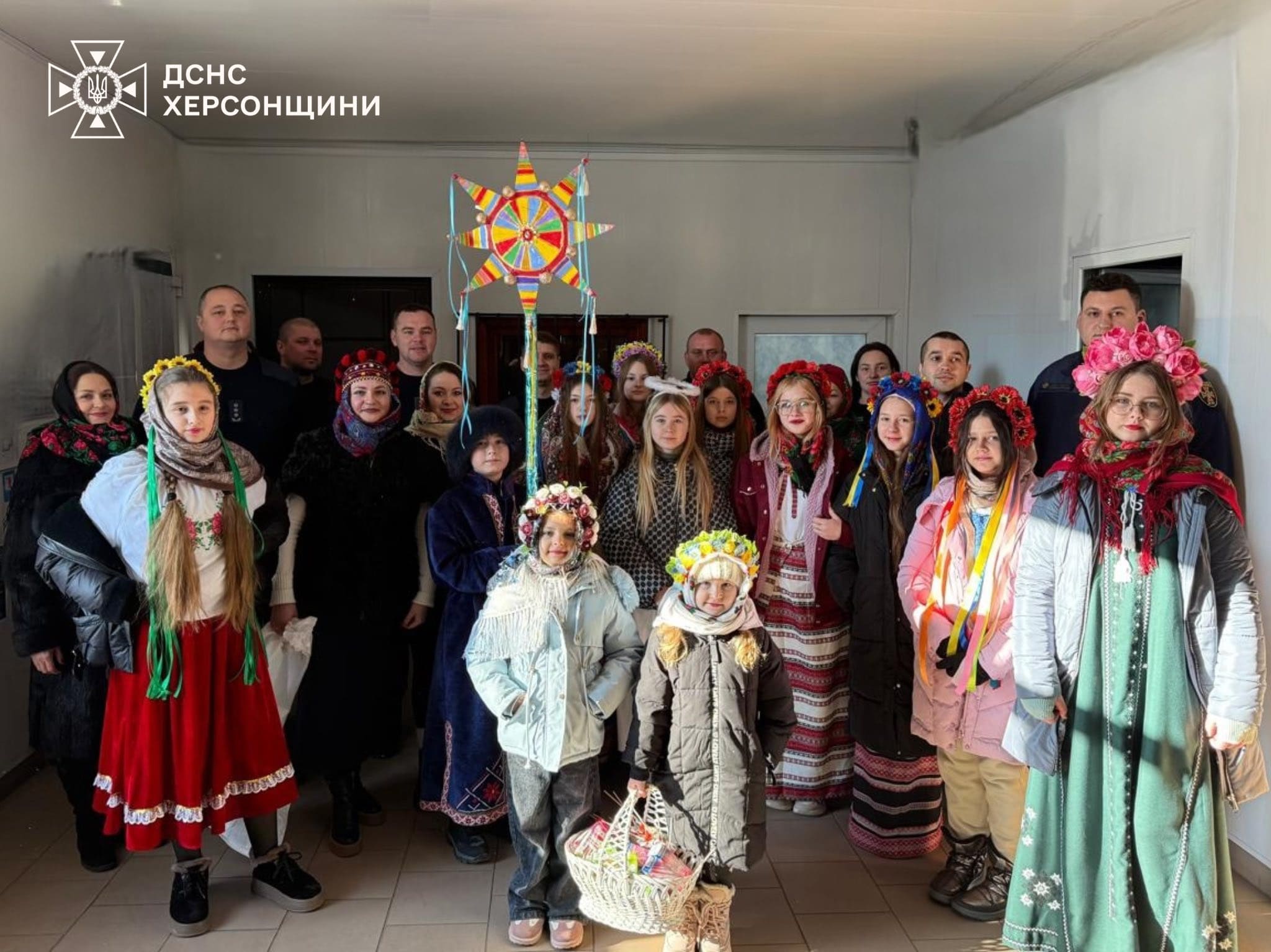 Різдвяна казка в Бериславщині: маленькі колядники завітали до рятувальників