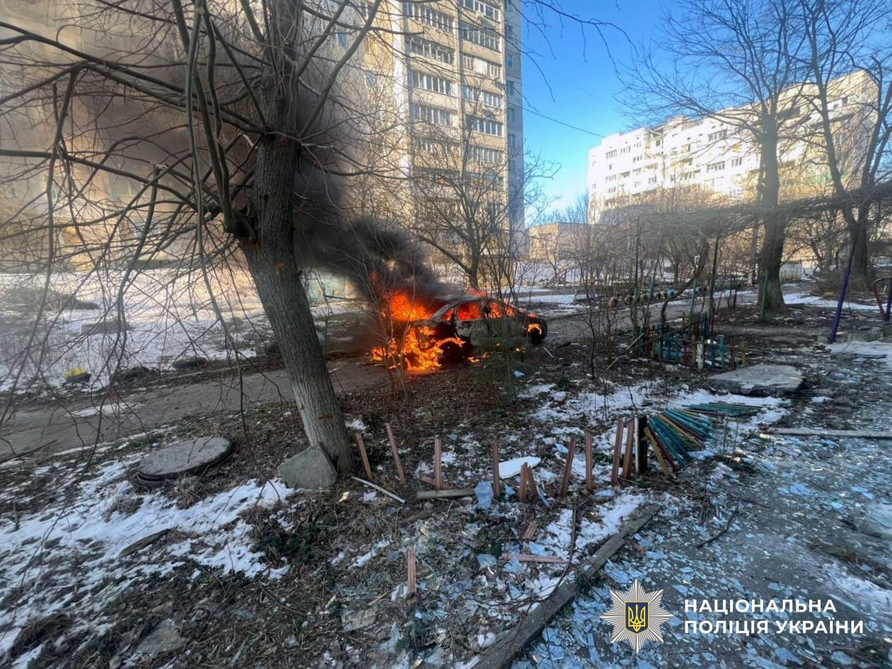На Херсонщині внаслідок російських обстрілів є поранені, серед них – дитина, пошкоджено будинки, автівки, – поліція