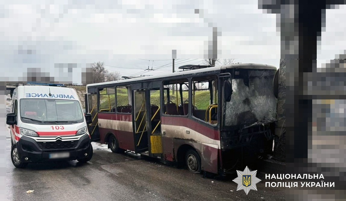 Внаслідок російського обстрілу Херсона травмовано п’ятеро пасажирів автобуса, водій загинув, – поліція