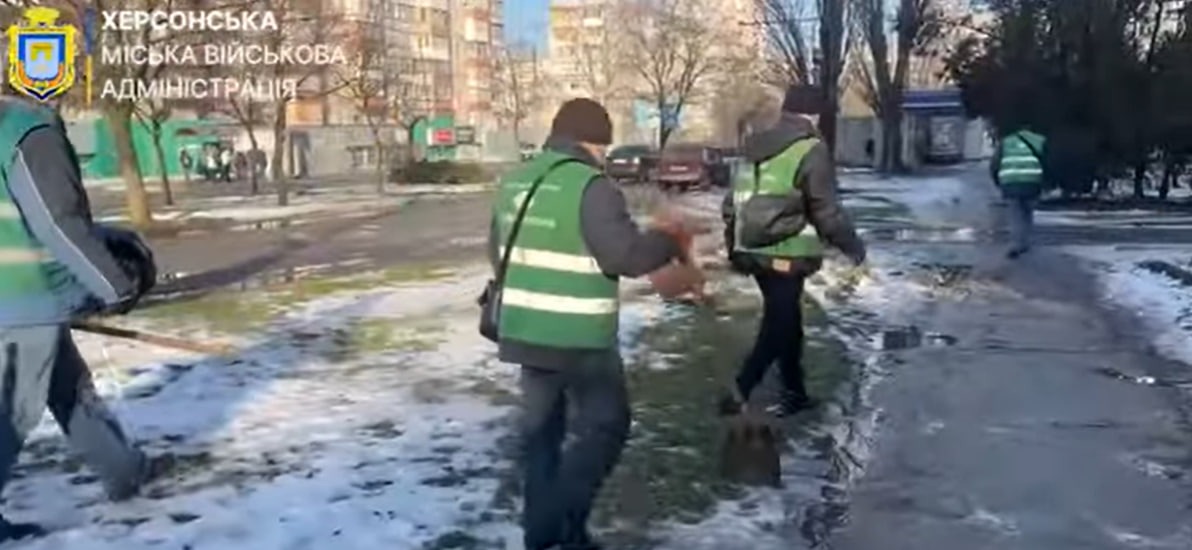 Ожеледиця й обстріли: як у Херсоні комунальники забезпечують життєдіяльність міста (відео)