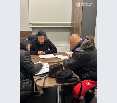 ДБР викрило правоохоронця, який виманював гроші у пенсіонерів, представляючись співробітником банку