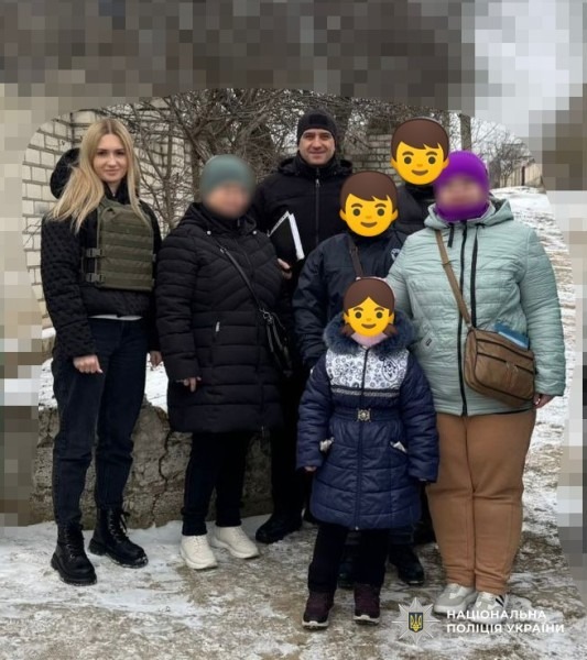 З прифронтового селища Херсонської громади поліцейські евакуювали двох жінок із трьома дітьми