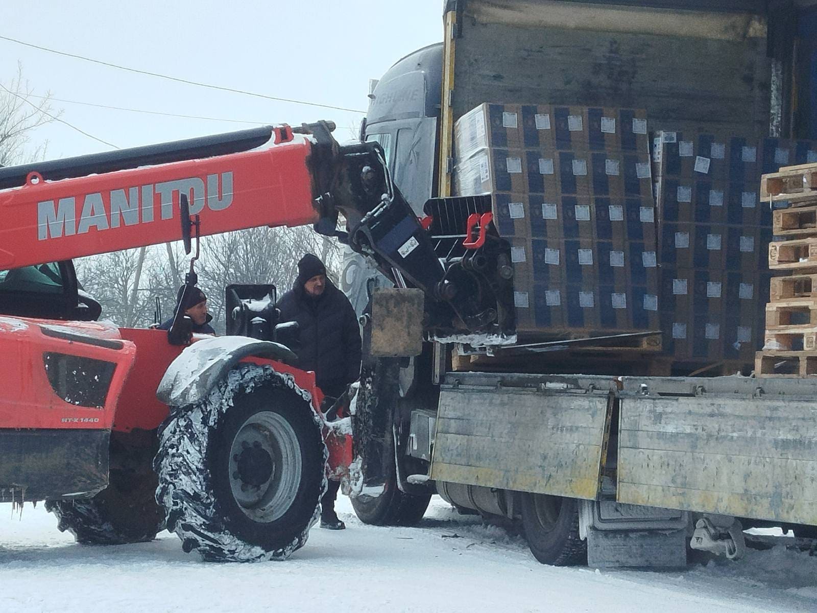 Жителям Тягинської громади на Бериславщині благодійники передали майже 500 продуктових наборів