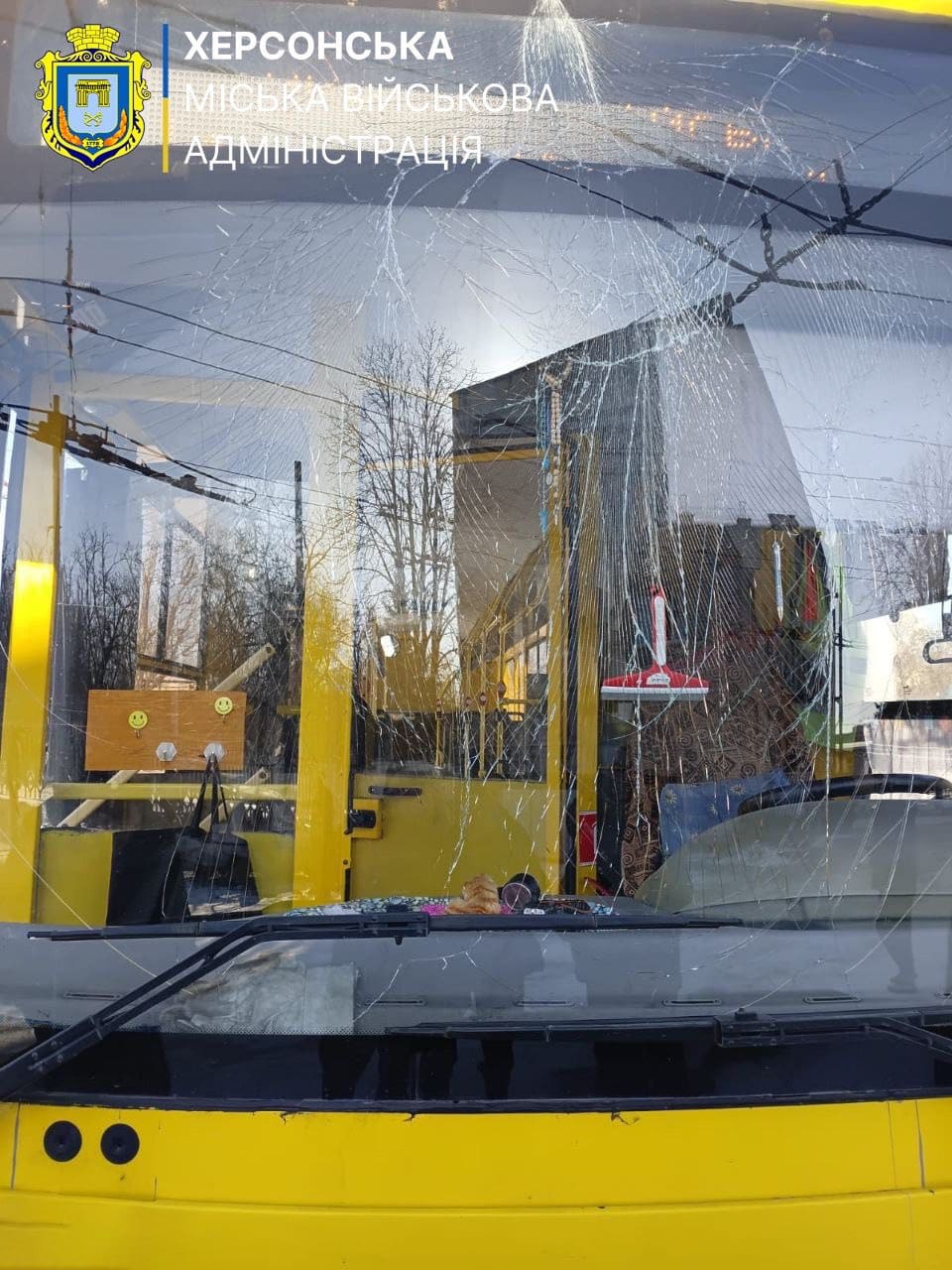 У Херсоні окупанти атакували комунальне підприємство: пошкоджено транспорт