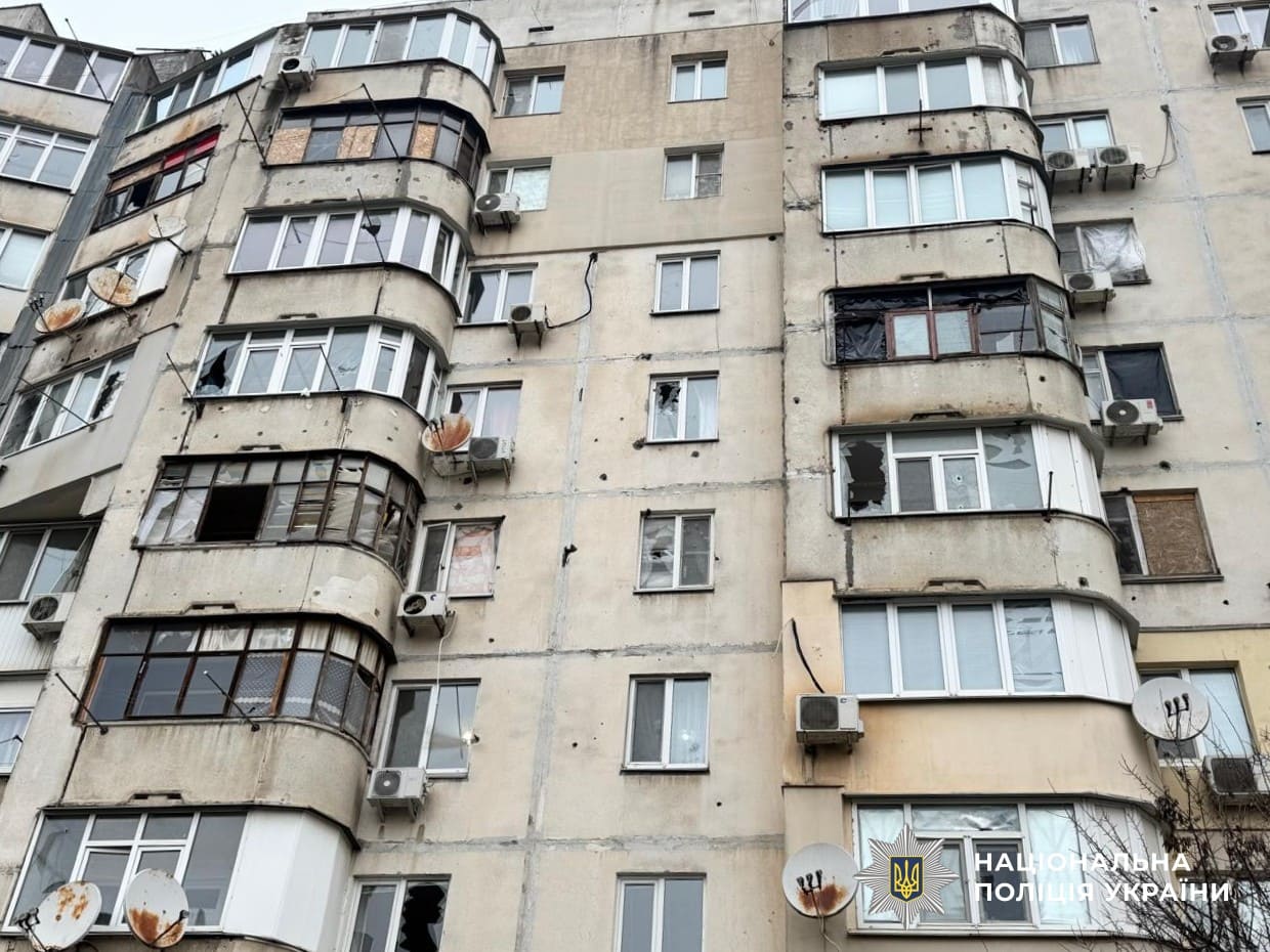 На Херсонщині внаслідок російських обстрілів поранено чотирьох медпрацівниць, пошкоджено житлові будинки й автомобілі