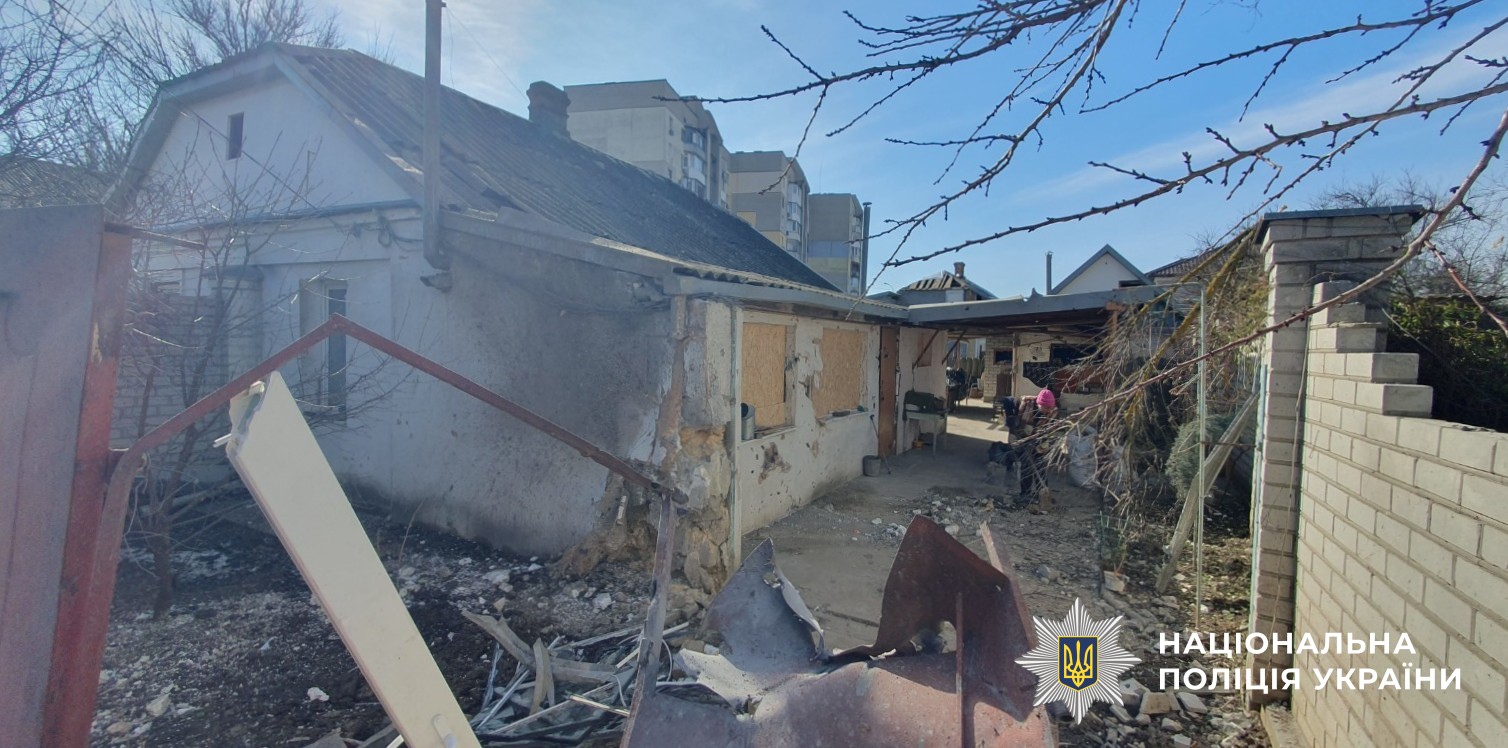 Загиблий та десять поранених мирних жителів: поліцейські Херсонщини фіксують наслідки збройної агресії рф за минулу добу