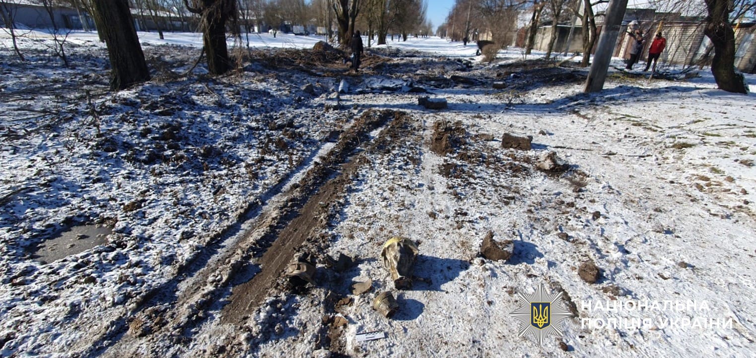 На Херсонщині поліція фіксує наслідки ворожих обстрілів житлових будинків, залізничної інфраструктури, торгівельних об’єктів