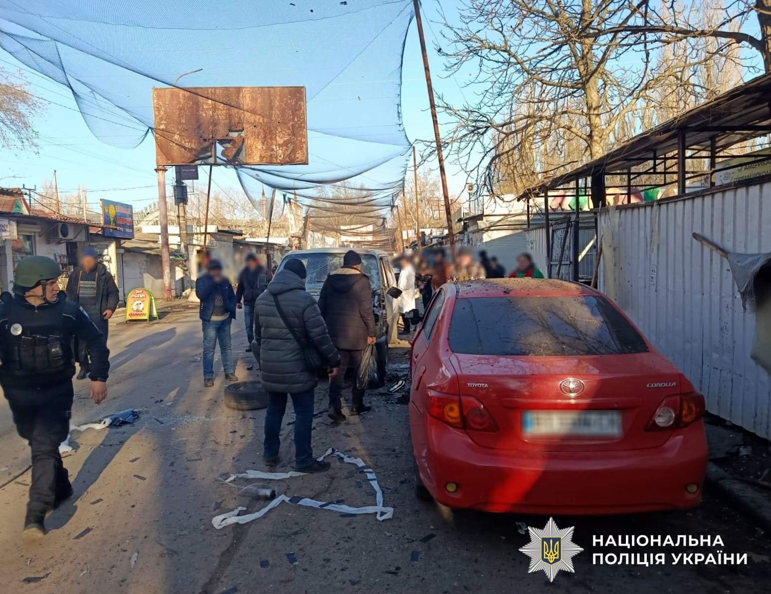 На Херсонщині в результаті російських обстрілів загинув поліцейський та поранено 15 людей, серед травмованих – двоє дітей та працівник поліції