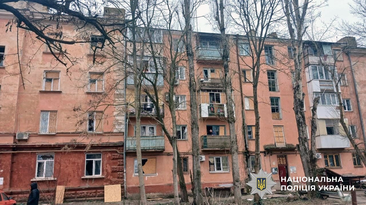На Херсонщині в результаті російських обстрілів поранено трьох людей, пошкоджено житлові будинки, адмінбудівлі та навчальні заклади