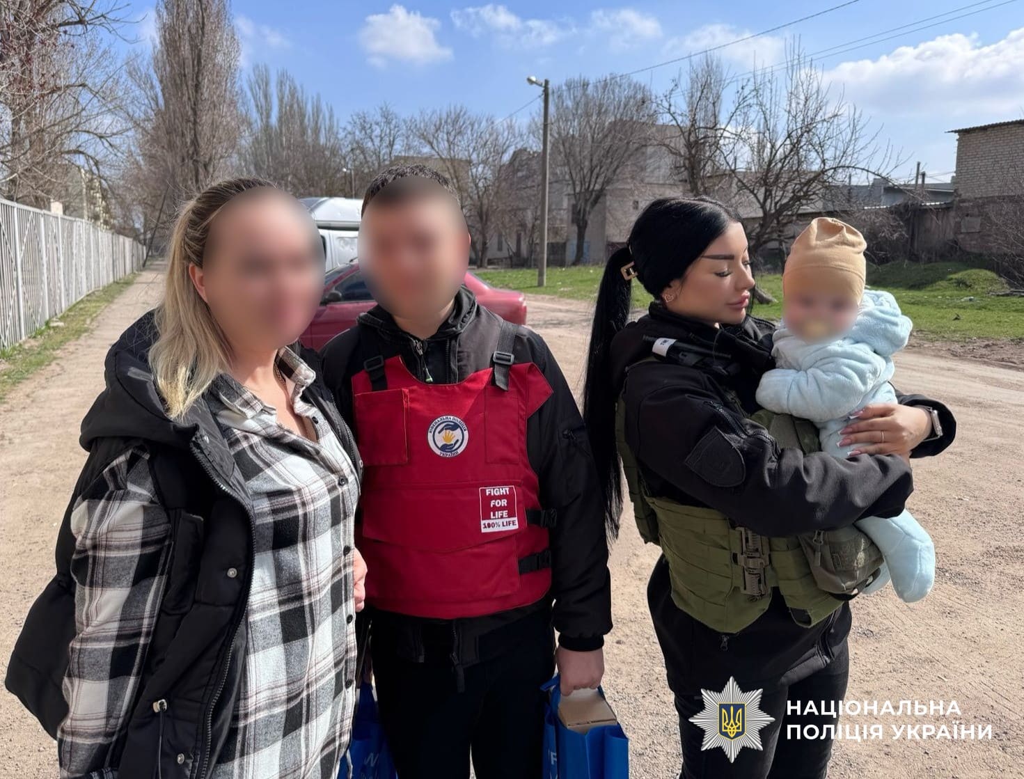 На Херсонщині з-під обстрілів поліцейські евакуювали чотири родини з дітьми