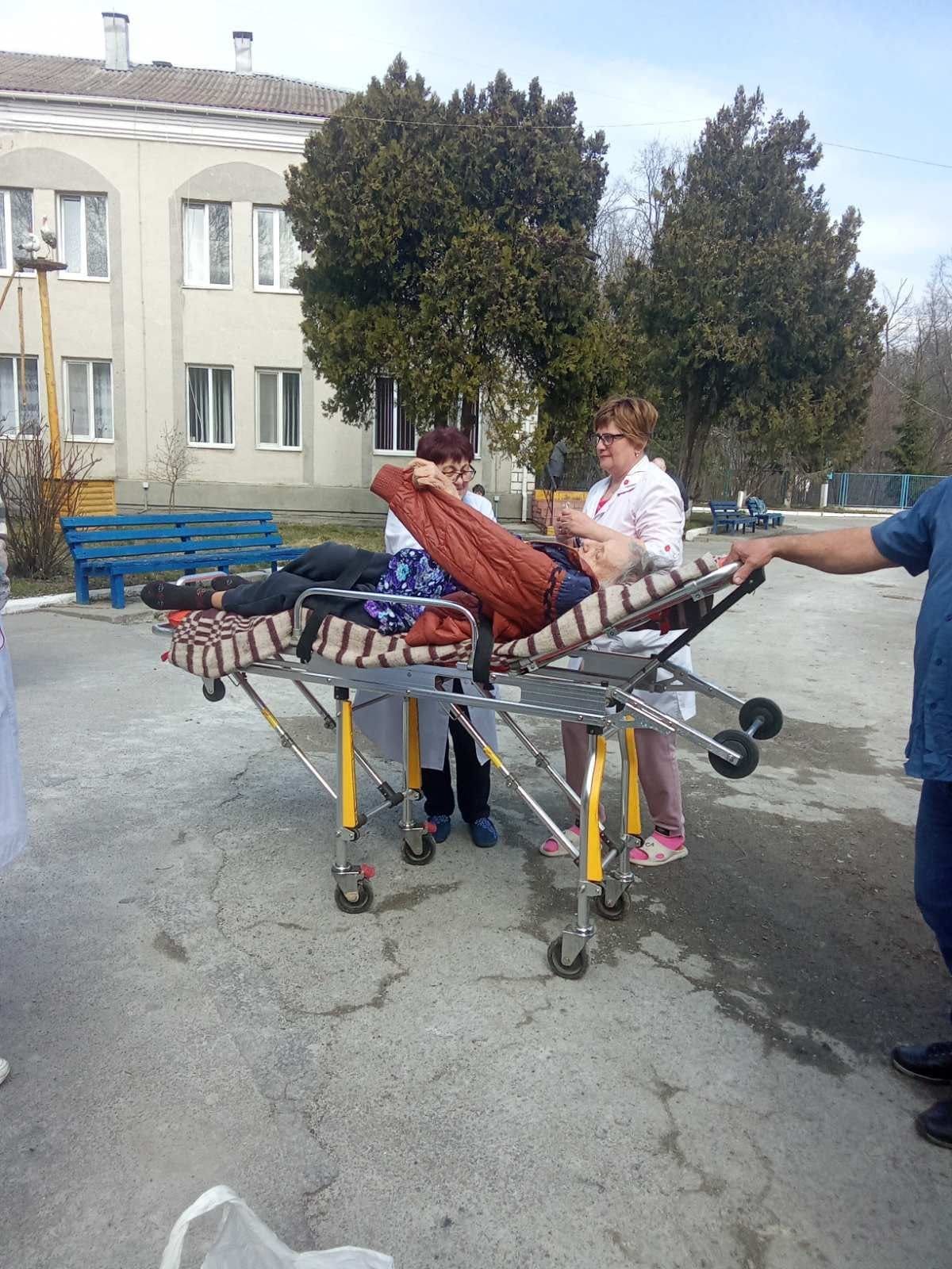 На Бериславщині літніх жінок евакуювали з небезпечних сіл до геріатричного центру, — РВА