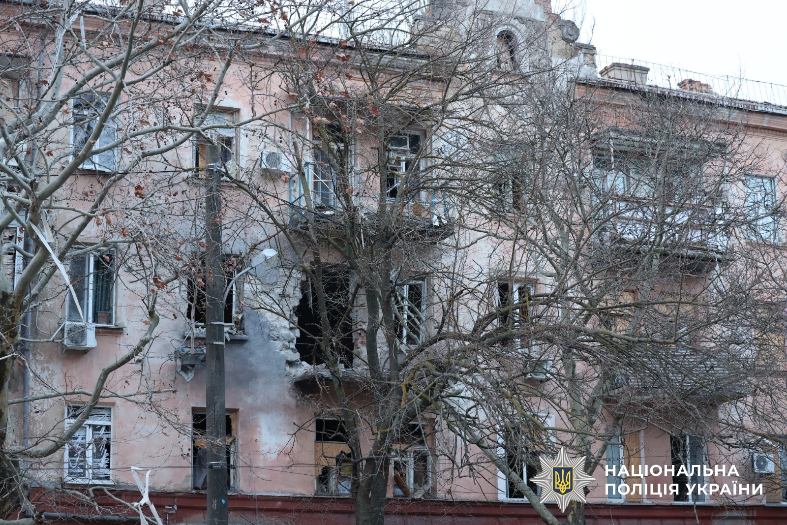 На Херсонщині в результаті російських обcтрілів пошкоджено житлові будинки, медзаклад, є постраждалі – поліція