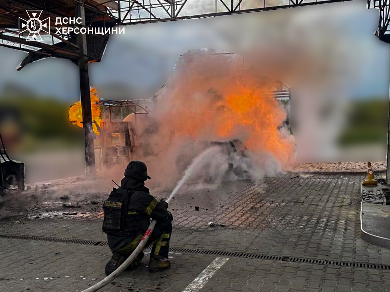 Російський дрон атакував АЗС у Херсоні: спалахнула пожежа