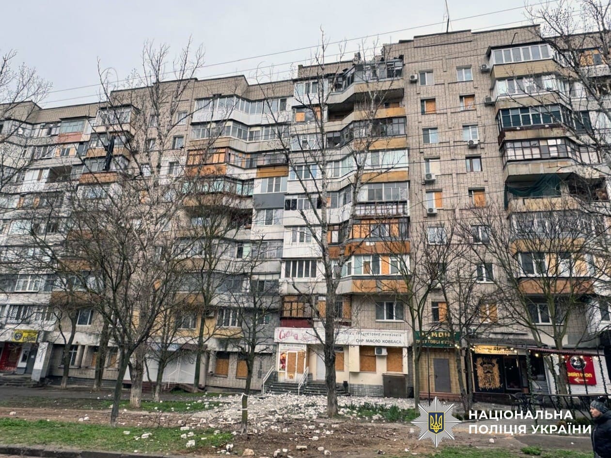 На Херсонщині внаслідок російських обстрілів одна людина загинула та п’ятеро поранено, пошкоджено житлові будинки, медичний заклад й автомобілі