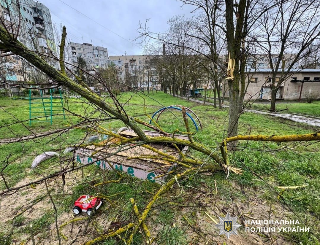 На Херсонщині через російські обстріли 10 людей поранено, серед постраждалих – дитина та двоє поліцейських