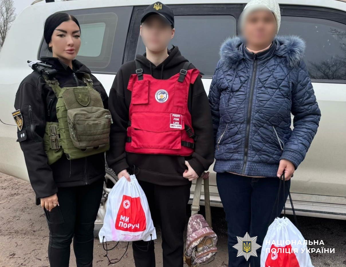 Поліцейські з волонтерами з небезпечних районів Херсонщини евакуювали родини з дітьми