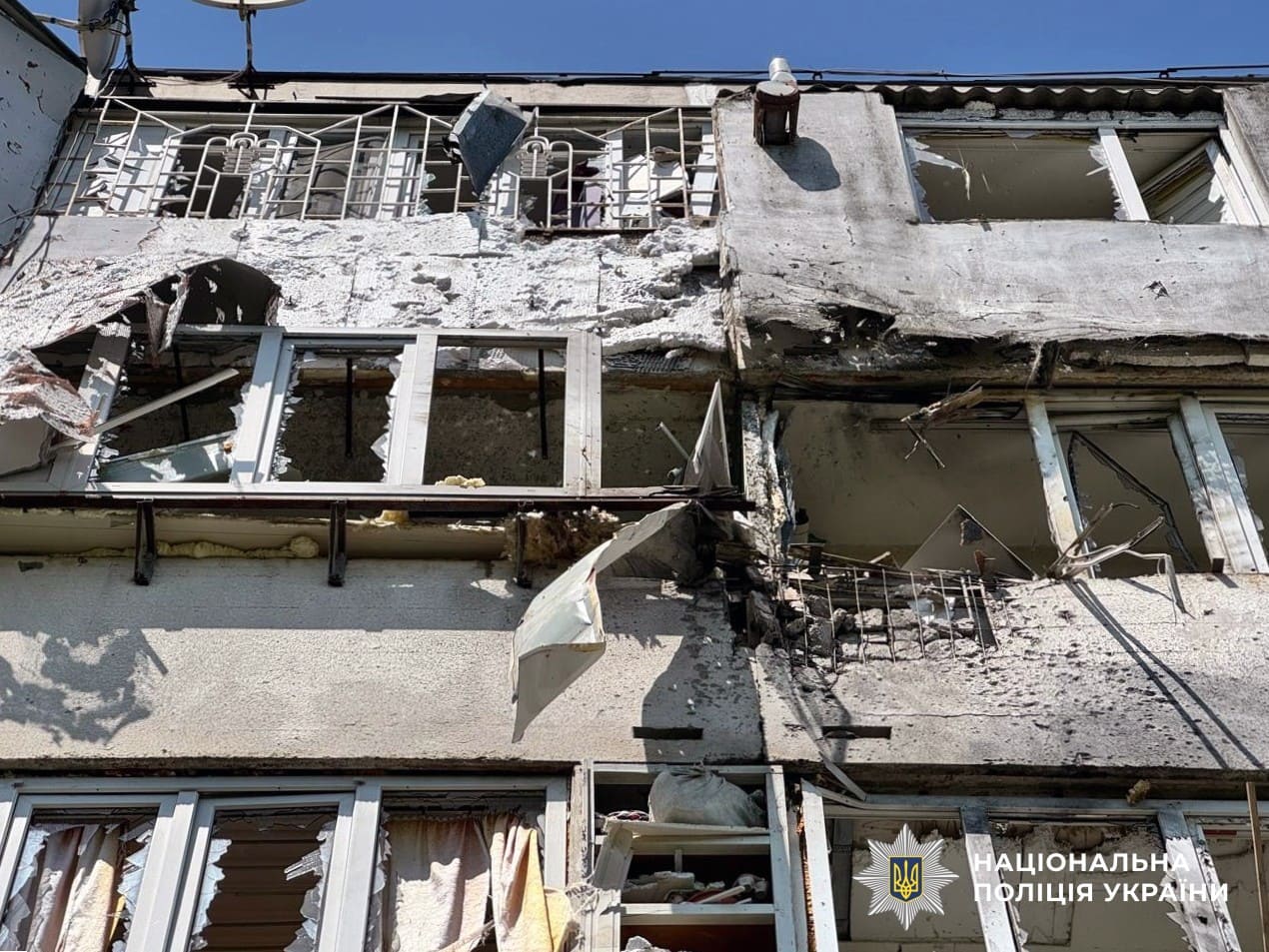 На Херсонщині внаслідок російських атак поранено вісьмох людей, пошкоджено будівлю театру, медзакладу, – поліція