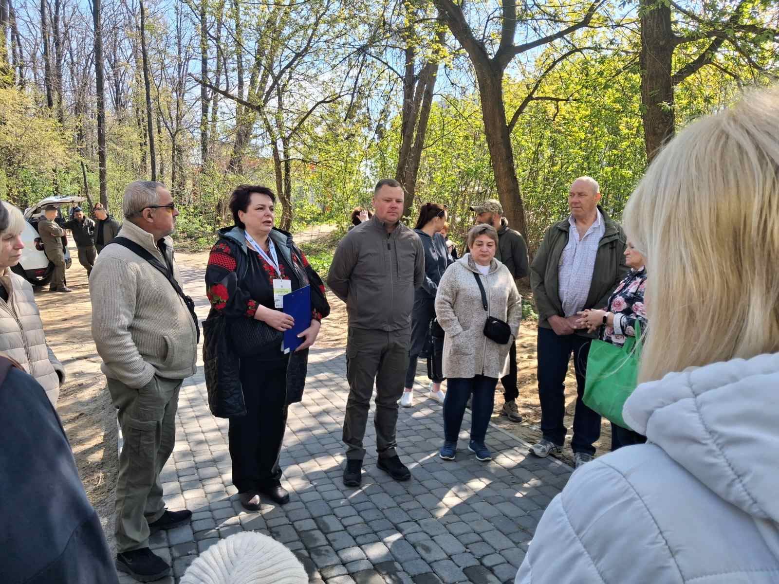 Учителі з Нової Каховки долучилися до пам’ятного заходу «Дерево Героя» на Київщині