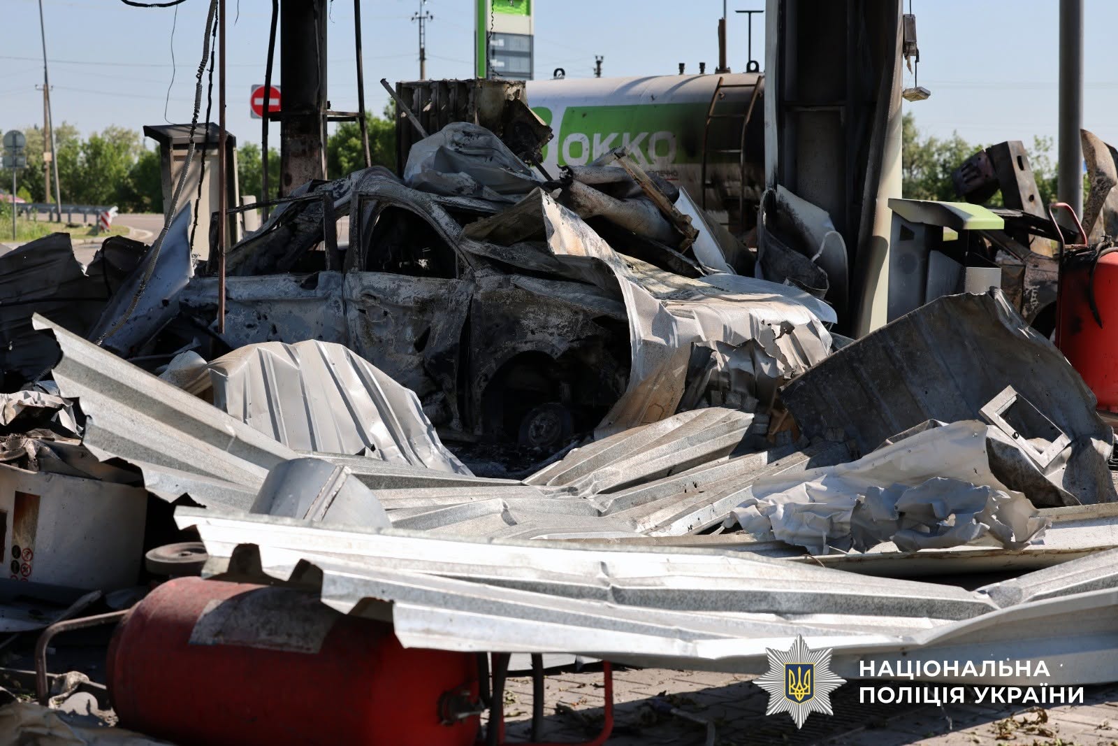 Кадри порятунку людей після обстрілу АЗС на трасі Херсон–Миколаїв оприлюднила патрульна поліція (відео)