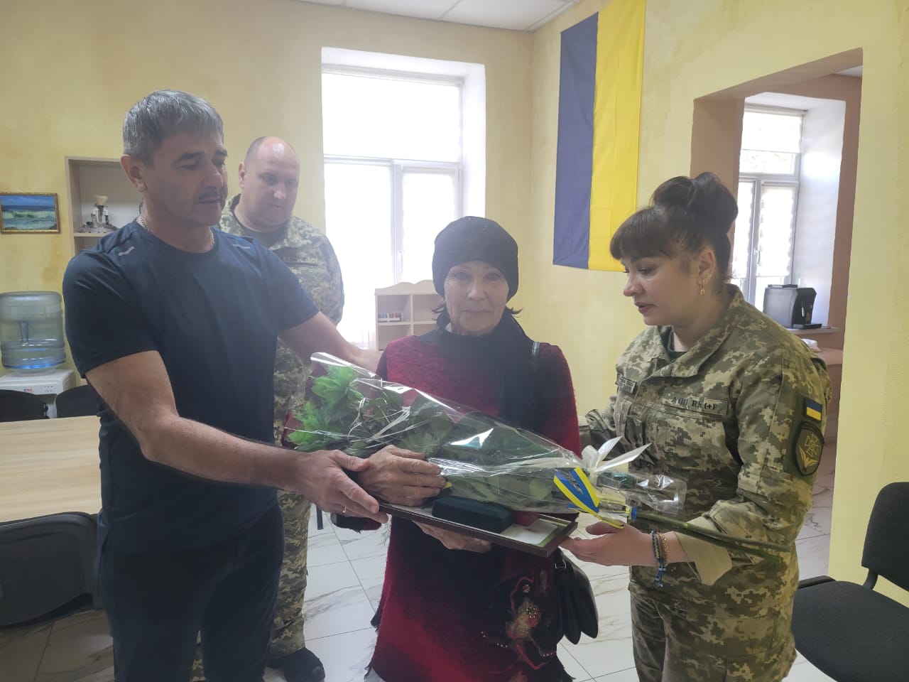 Орден «За мужність» ІІІ ступеня посмертно вручили матері захисника зі Станіславської громади Вадима Зінчака