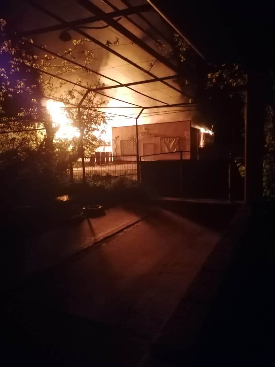 Бериславщина під ворожим вогнем: двоє поранених, пожежі та руйнування