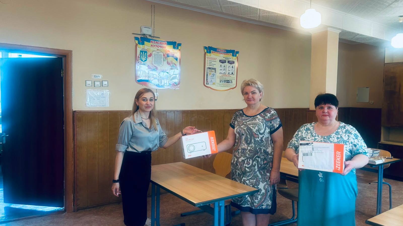 Благодійники передали проєктори двом школам Бериславської громади