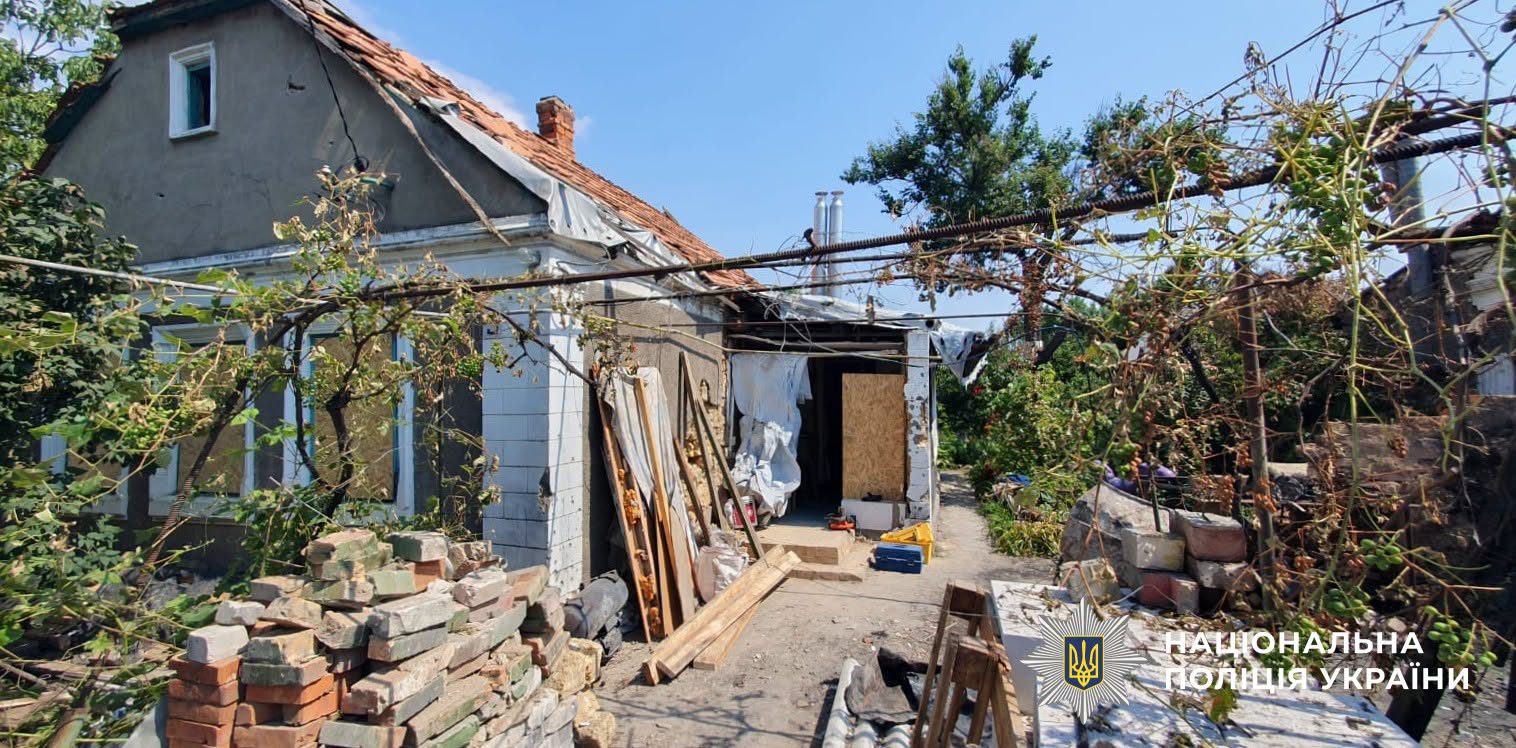 Наслідки російських атак на Херсонщину: двоє загиблих, п’ятеро поранених, пошкоджені будинки та поля з урожаєм
