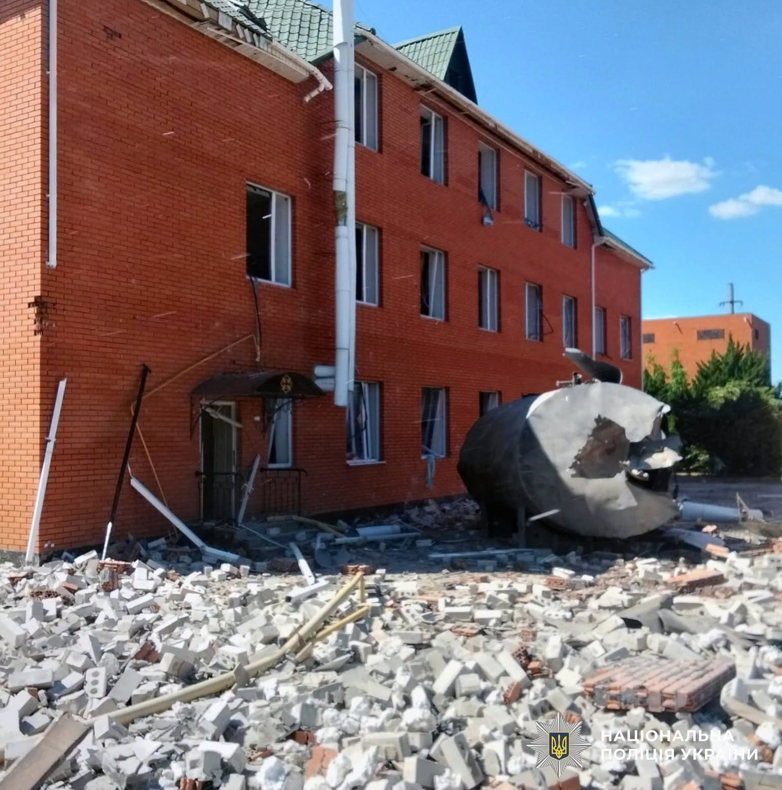 Херсон під авіаударом: загинув працівник підприємства, постраждала 22-річна містянка