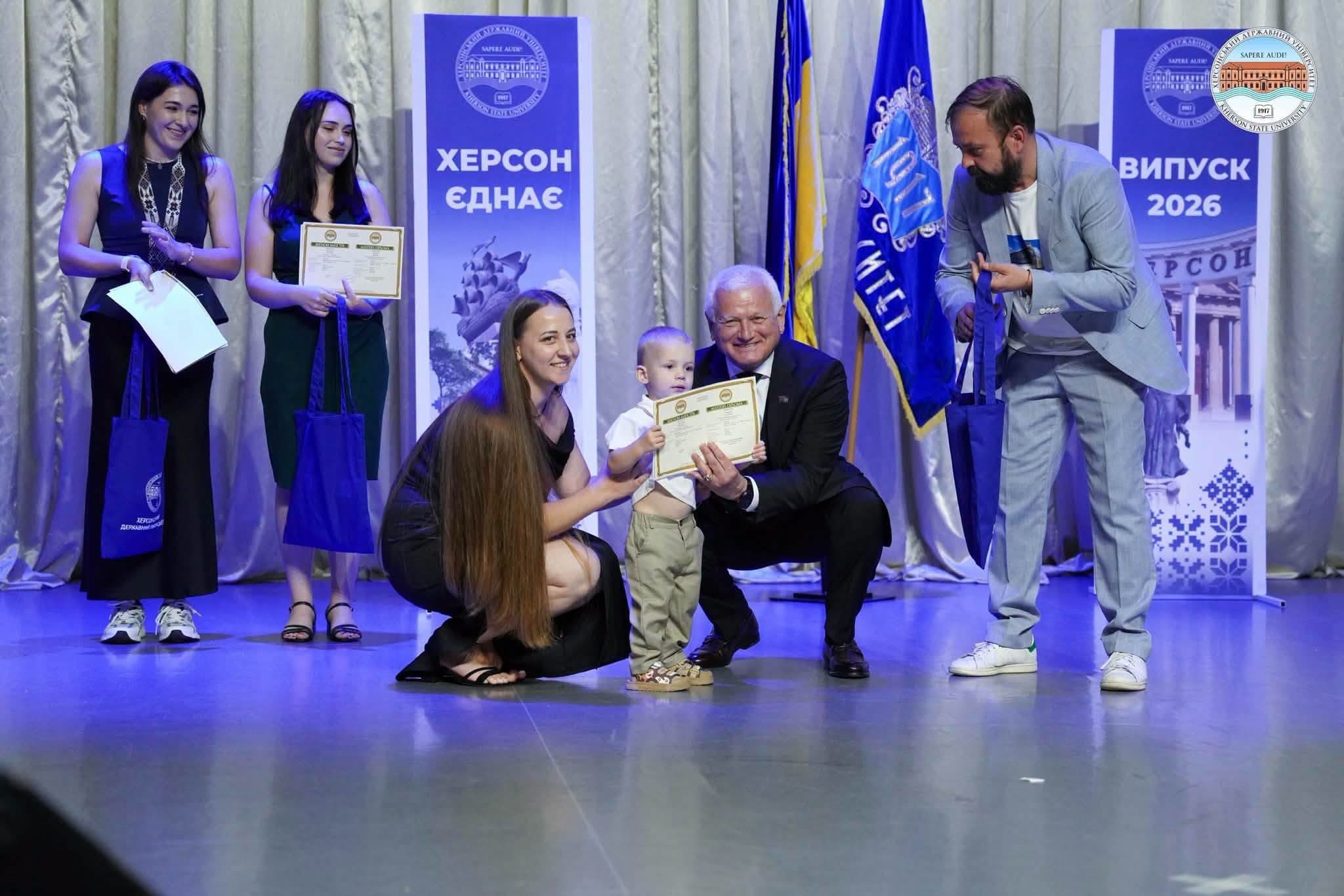 У ХДУ урочисто вручили документи про освіту бакалаврам і магістрам (відео)