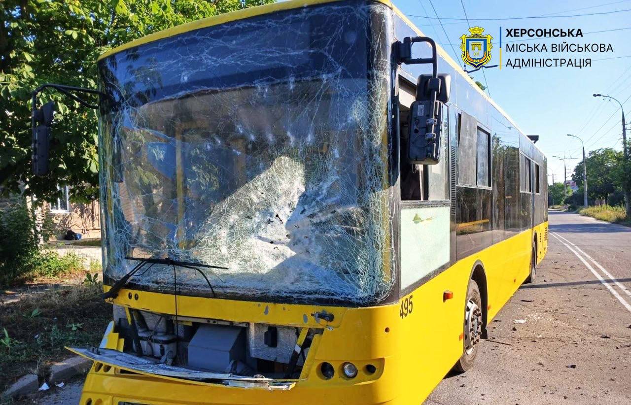 Російські дрони атакували цивільних у Херсоні: вдарили по маршрутці та автівці: є постраждалі