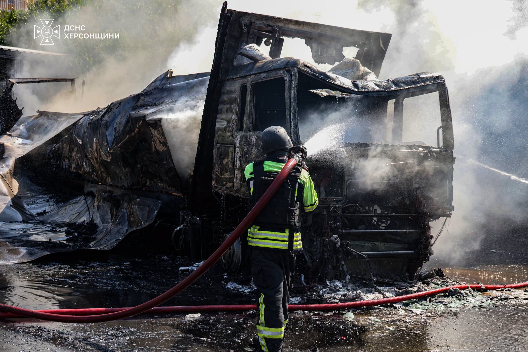 Реалії Херсона: містяни обговорюють удар дрона по вантажівці АТБ (відео)