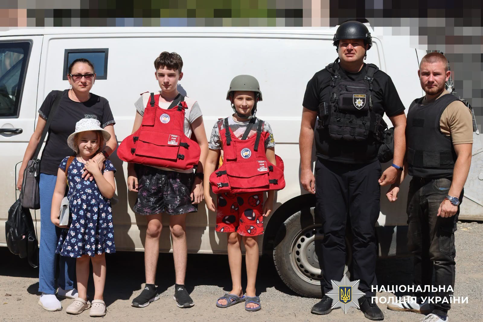 З небезпечного передмістя Херсона поліцейські евакуювали матір із трьома дітьми